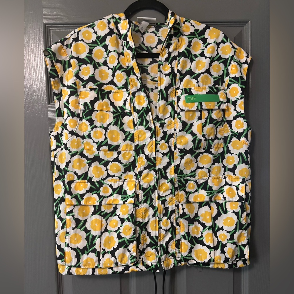 DVF Nylon Packable Yellow Poppy Short Sleeve Hooded Vest women’s XXS